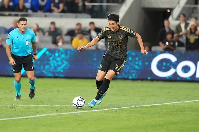 LAFC의 손흥민이 크루스 아술과 챔피언스컵 8강 1차전에서 드리블을 시도하고 있다. 로이터연합뉴스