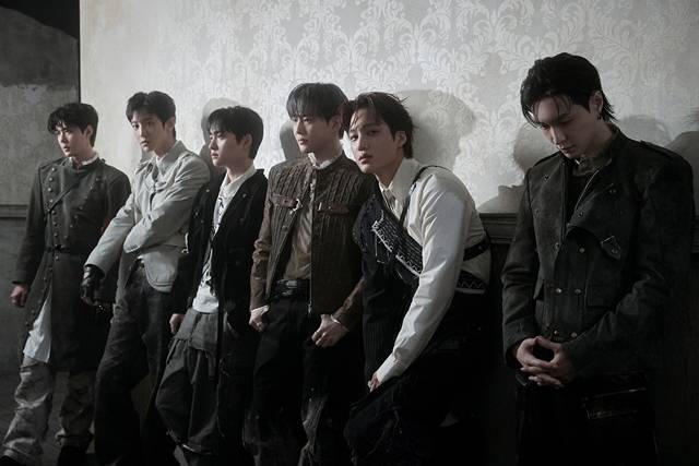 그룹 엑소(EXO)가 데뷔 14주년을 맞이해 팬들에게 감사의 인사를 전하며 변함없는 결속력을 과시했다.