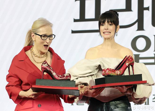 배우 메릴 스트립과 앤 해서웨이(오른쪽)가 8일 서울 종로구 포시즌스 호텔 서울에서 열린 영화 '악마는 프라다를 입는다 2'(감독 데이빗 프랭클) 내한 기자간담회에 참석해 꽃신을 선물 받고 있다. /사진=뉴스1