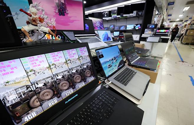 중동 전쟁 여파로 국제유가가 급등하면서 공업제품 물가가 2년 5개월 만에 최대 상승폭을 기록한 가운데 지난 6일 오후 서울 용산구 선인상가 컴퓨터 매장에 노트북이 진열돼 있다. 통계청 국가통계포털(KOSIS)에 따르면 지난 3월 공업제품 물가는 전년 동월 대비 2.7% 상승했다. 이는 2023년 10월(3.6%) 이후 2년 5개월 만에 가장 큰 상승폭이다. 최근 반도체 가격 상승의 영향으로 컴퓨터 가격은 12.4%, 저장장치는 49.9% 각각 급등했다. /사진=뉴시스