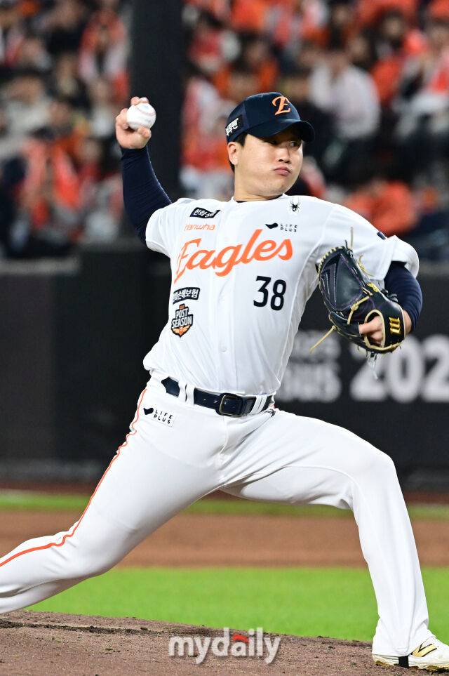 31일 오후 대전 한화생명 볼파크에서 진행된 '2025 신한 SOL Bank KBO 한국시리즈 5차전' LG트윈스-한화 이글스와의 경기. 한화 김종수가 5회초 구원 등판해 역투를 펼치고 있다./마이데일리