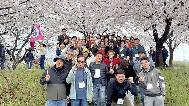 바다와 해변 기암괴석, 계곡이 아름다운 동해시에 꽃구경 온 단체관광객들
