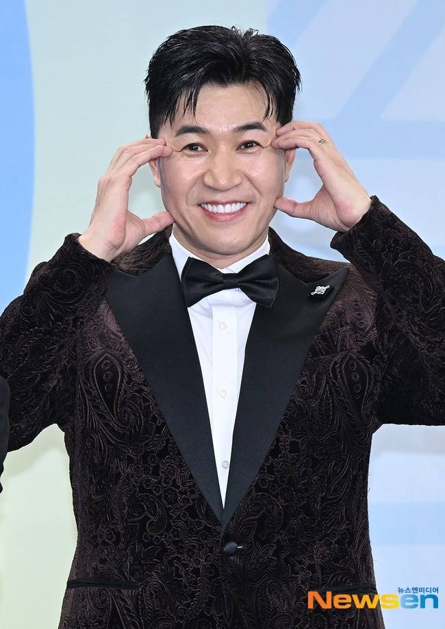 가수 김종민은 SBS ‘미운 우리 새끼’에 출연해 “공부해 보니 아내가 너무 고생하는 과정이더라. 우리는 자연스러운 임신을 기다리기로 했다”며 시험관 시술을 지양함을 알렸다/뉴스엔DB, 김종민