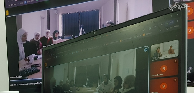 지난 4월 2일 사단법인 아디가 팔레스타인 나블루스시에서 운영하는 여성지원센터에 ‘스피크 업’ 기자들이 모여 뉴스타파와의 화상회의를 진행하고 있다. 아디에 따르면 2026년 5월 기준, ‘스피크 업’ 프로젝트에 참여하고 있는 팔레스타인 여성 기자는 총 12명이다.