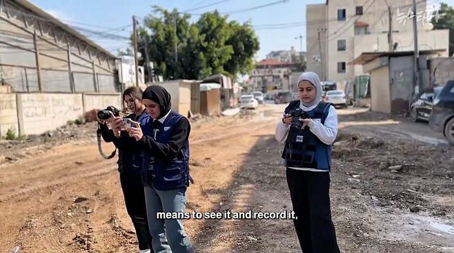2025년 4월 ‘스피크 업’ 기자들이 서안지구 제닌 난민 캠프에서 취재하고 있다. (왼쪽부터: 아헤드 파크르 알딘, 란다 알와네, 마야 타반자)
