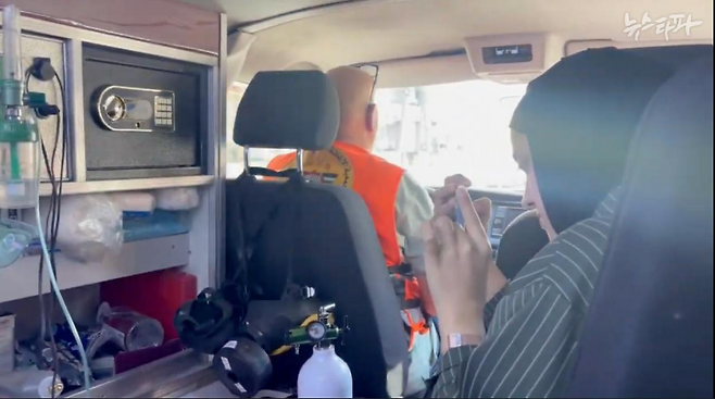 2025년 10월, 란다 알와네가 서안지구 나블루스에서 앰뷸런스를 타고 팔레스타인 구급대원들과 동행하며 취재하고 있다