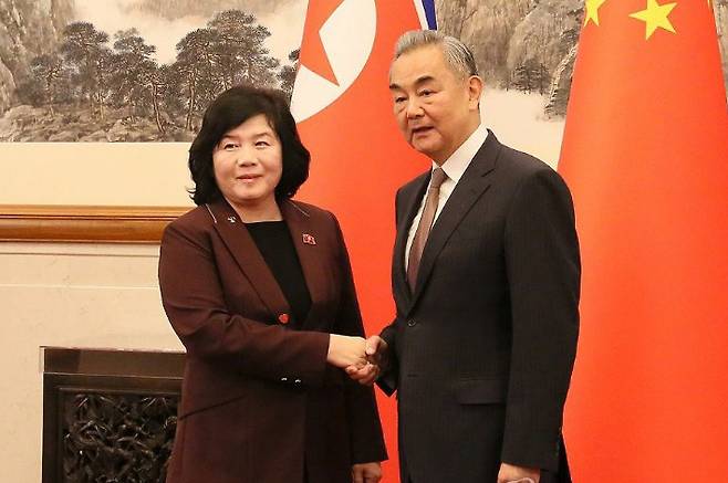 최선희 북한 외무상이 작년 9월 베이징 낚시터(댜오위타이·釣魚臺) 국빈관에서 왕이 중국 외교부장과 회담했다. 연합뉴스