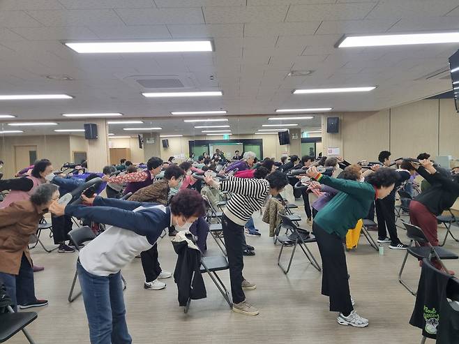 7일 대전 대덕구 증리종합사회복지관의 돌봄건강학교에서 어르신들이 ‘관절튼튼운동교실’ 활동에 참여하고 있다.