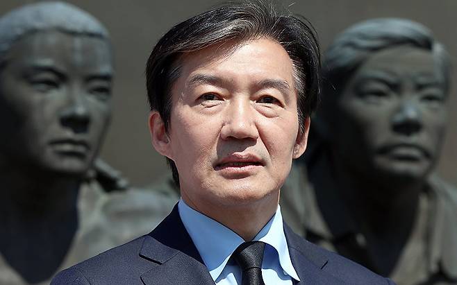 조국 조국혁신당 대표가 8일 오전 경남 창원 국립 3·15 민주묘지를 참배한 뒤 기자들의 질문에 답하고 있다. 연합뉴스