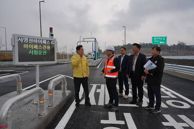 지난 6일 최기문 시장이 '서영천 하이패스IC' 공사 현장을 방문해 공정 현황을 점검하고 있다. ⓒ영천시 제공