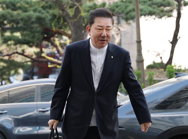 뇌물수수 의혹 등을 받는 무소속 김병기 의원이 8일 서울 마포구 서울경찰청 공공범죄수사대에 조사를 받기 위해 출석하고 있다. ⓒ연합뉴스