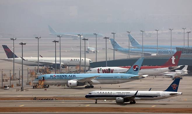 3월16일 인천공항 전망대에서 바라본 인천국제공항 계류장 모습 ⓒ연합뉴스