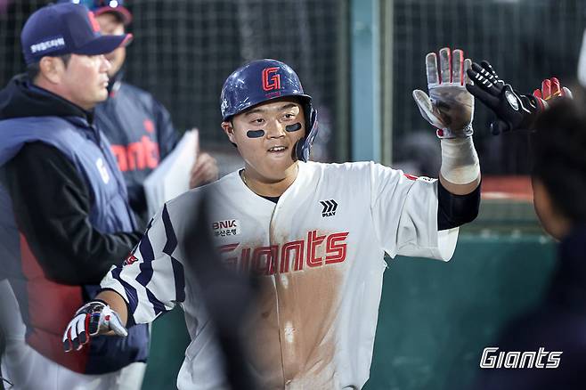 롯데 한동희가 8일 사직구장서 열린 KT전서 득점한 뒤 동료들과 손뼉을 마주치고 있다. 롯데는 한동희의 활약에 힘입어 7연패를 끊어냈다. 사진제공|롯데 자이언츠