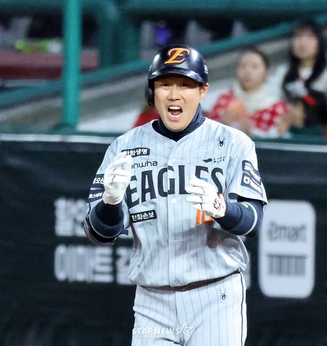 한화 이글스 하주석이 7일 인천 SSG랜더스필드에서 열린 2026 신한 SOL KBO리그 SSG 랜더스와 방문경기에서 3회초 2타점 역전 적시타를 때리고 포효하고 있다. /사진=강영조 선임기자