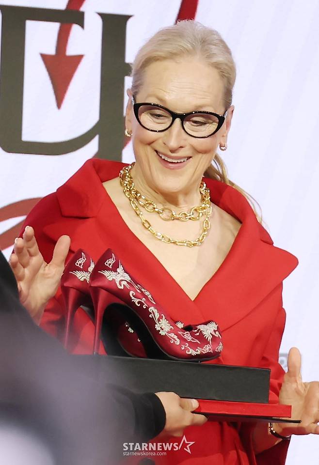 배우 메릴 스트립이 8일 오전 서울 종로구 포시즌스 호텔에서 진행된 영화 '악마는 프라다를 입는다 2' 내한 기자간담회에서 한국적인 디자인의 하이힐을 선물받은 뒤 기뻐하고 있다. 전설적인 패션 매거진 ‘런웨이’의 편집장 ‘미란다’와 20년 만에 기획 에디터로 돌아온 ‘앤디’가 럭셔리 브랜드의 임원이 된 ‘에밀리’와 재회하고, 완전히 달라진 미디어 환경 속에서 다시 한번 패션계의 주도권을 잡기 위해 모든 커리어를 거는 이야기 '악마는 프라다를 입는다2'는 오는 29일 개봉한다. /2026.04.08 /사진=이동훈 photoguy@