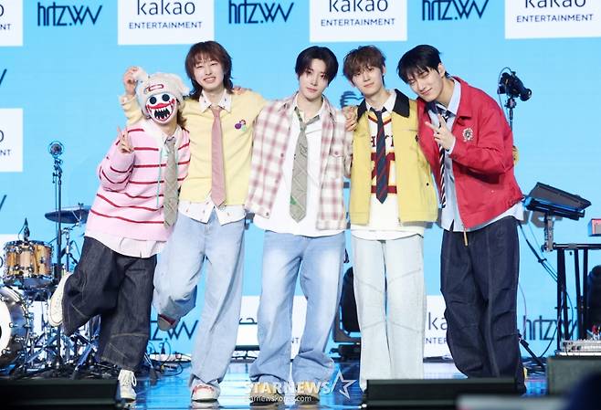 그룹 하츠웨이브가 8일 서울 마포구 문화비축기지에서 진행된 첫 번째 미니앨범 'The First Wave' 발매 기념 쇼케이스에서 포즈를 취하고 있다. /2026.04.08 /사진=김휘선 hwijpg@