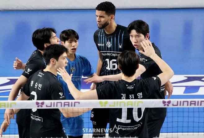 현대 레오가 8일 천안유관순체육관에서 열린 진에어 2025-2026 V리그 챔피언결정전 대한항공과 현대캐피탈 4차전에서 득점한후 자축하고 있다. /사진=강영조 선임기자