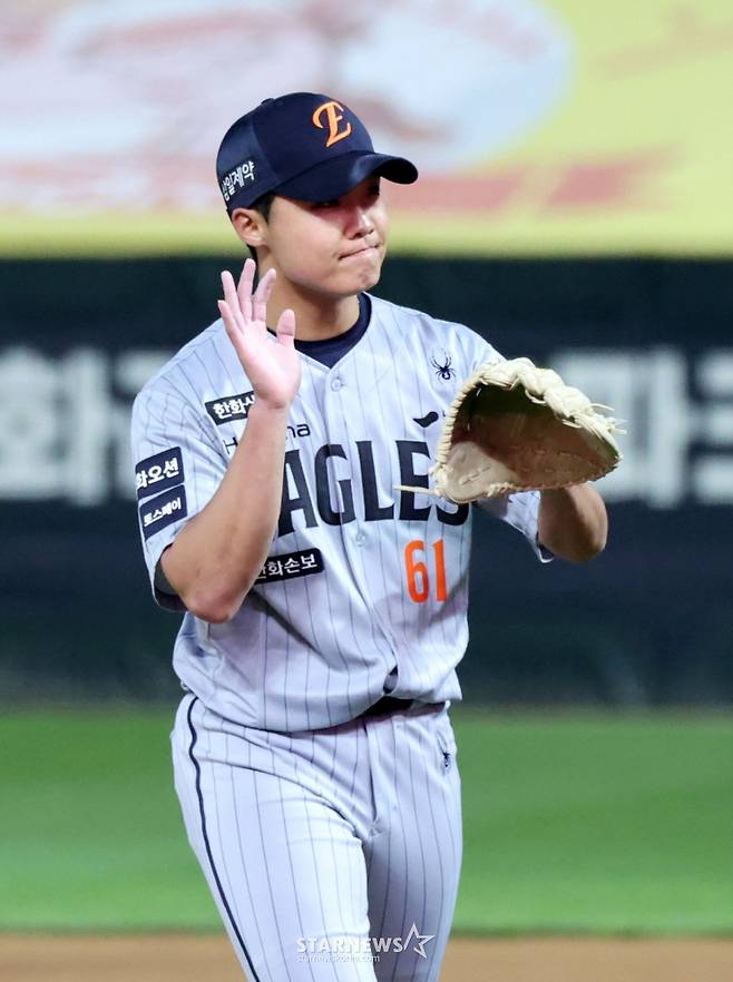 한화 우완불펜 정우주가 7일 인천 SSG랜더스필드에서 열린 2026KBO리그 한화이글스와 SSG랜더스 시즌 첫 경기 8회말 무실점 역투한 후 더그아웃으로 향하고 있다. /사진=강영조 선임기자