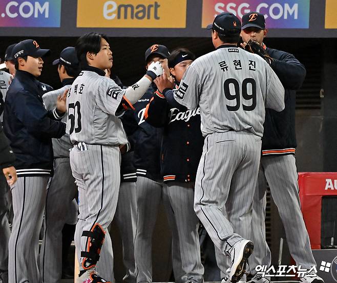 7일 오후 인천SSG랜더스필드에서 열린 '2026 신한 SOL Bank KBO리그' 한화 이글스와 SSG 랜더스의 경기, 4회말 수비를 마친 한화 류현진이 더그아웃으로 향하고 있다. 인천, 김한준 기자