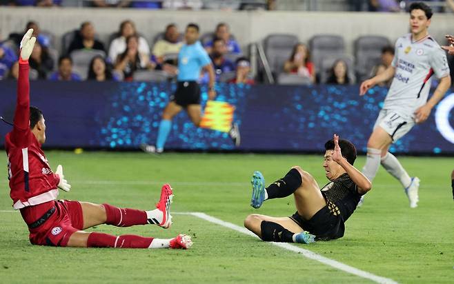 LAFC가 8일(한국시간) 미국 캘리포니아주 로스앤젤레스에 있는 BMO 스타디움에서 열린 크루스 아술(멕시코)과의 2026 북중미카리브해연맹(CONCACAF) 챔피언스컵 8강 1차전에서 손흥민의 결승 골을 앞세워 3-0 완승을 거뒀다. 이 대회 디펜딩 챔피언 크루스 아술을 상대로 LAFC는 빠르고 날카로운 역습을 무기로 골망을 흔들며 4강 진출 가능성을 한껏 높였다. 손흥민은 레알 에스파냐(온두라스)와의 대회 1라운드 1차전 당시 페널티킥 득점 이후 기나긴 침묵을 11경기 만에 깨며 시즌 2호골을 터뜨렸다. 시즌 첫 필드골이기도 하다. 연합뉴스