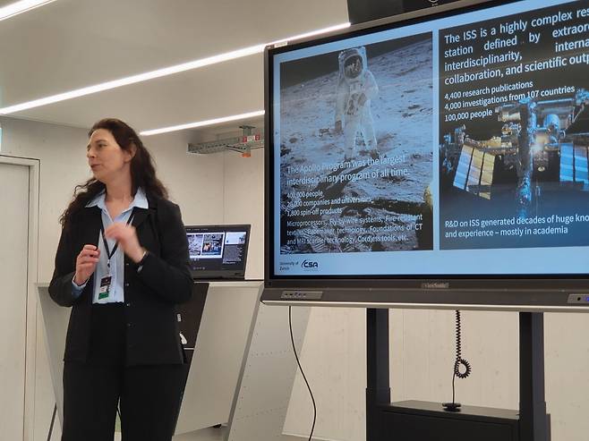 스위스 우주항공센터 설명하는 코라 틸 교수 (취리히=연합뉴스) 김지헌 기자 = 스위스 취리히 인근 '이노베이션파크 취리히'에 있는 스위스 우주항공센터(CSA)