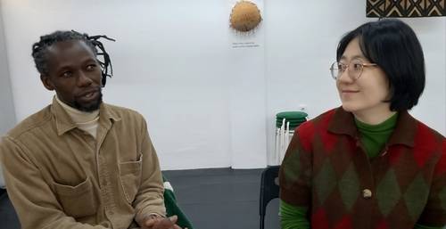 기자와 대화하는 엠마 씨를 아내 소영 씨가 바라보고 있다.