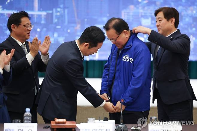 김부겸 후보에게 당 점퍼 입혀주는 정청래 대표 (대구=연합뉴스) 이동해 기자 = 더불어민주당 정청래 대표가 8일 대구 북구 인터불고 엑스코 호텔에서 열린 더불어민주당 현장 최고위원회의에서 대구시장 후보인 김부겸 전 국무총리에게 당 점퍼를 입혀주고 있다. 2026.4.8 eastsea@yna.co.kr