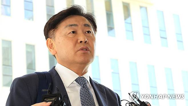 법원 출석하며 질문에 답하는 김관영 지사 (서울=연합뉴스) 최재구 기자 = '현금 살포 의혹'으로 더불어민주당에서 제명된 김관영 전북특별자치도지사가 7일 제명 효력정지 가처분 사건 심문에 참석하기 위해 서울 남부지법으로 들어서며 취재진의 질문에 답하고 있다. 2026.4.7 jjaeck9@yna.co.kr