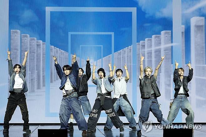 알파드라이브원 첫 무대 (서울=연합뉴스) 류효림 기자 = 신인 그룹 알파드라이브원의 안신이 12일 서울 용산구 블루스퀘어에서 열린 첫 미니앨범 'EUPHORIA' 발매 기념 쇼케이스에서 데뷔 무대를 선보이고 있다. 2026.1.12 ryousanta@yna.co.kr