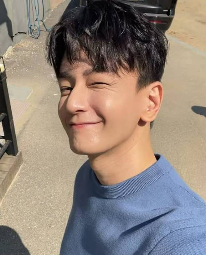 배우 임주환이 차기작 포스터 촬영장에서 미소를 보이고 있다. / 사진=임주환 SNS