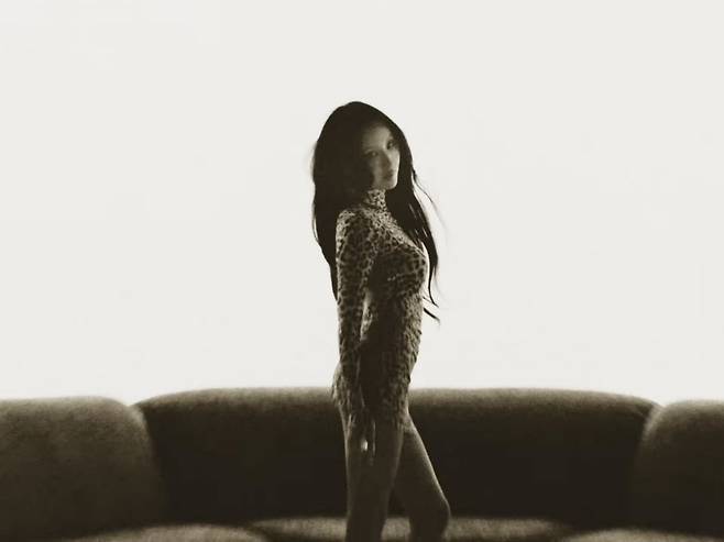 메이크업 아티스트 이사배가 솔로 아티스트 선미의 비주얼에 청하가 떠오르는 청아한 음색을 자랑해 모두를 놀라게 만들었다.
사진=메이크업 아티스트 이사배 싱글 'SPECTRUM'(스펙트럼) MV 캡처