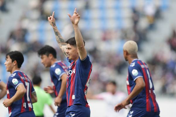 K리그2 수원FC 윌리안이 득점한 뒤 팬들을 향해 세레머니를 하고 있다. /한국프로축구연맹 제공