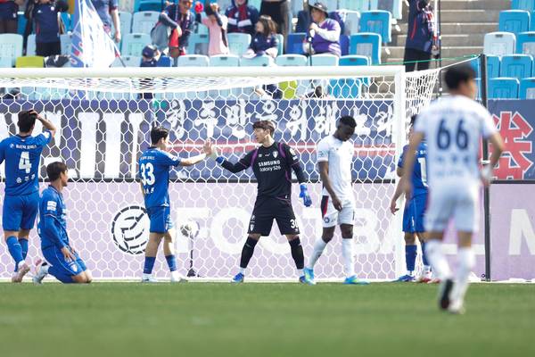 K리그2 수원삼성 골키퍼 김준홍이 상대의 슈팅을 선방한 뒤 수비수와 하이파이브를 하고 있다. /한국프로축구연맹 제공