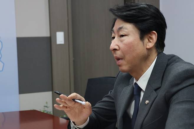 ▲ 더불어민주당 이훈기(인천 남동구을) 국회의원이 9일 인천일보와 인터뷰를 하고 있다. 사진제공=이훈기 의원실