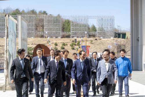 ◇‘금강산관광 재개 발원 남북의 평화와 화합을 위한 기원법회’가 8일 고성 DMZ 박물관에서 대한불교조계종 총무원장 진우스님, 대한불교조계종 민족공동체추진본부 본부장 성행스님, 정동영 통일부 장관, 허영 국회의원, 우상호 도지사 예비후보 등이 참석한 가운데 열렸다.