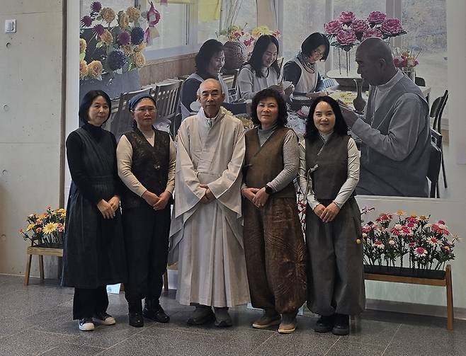 벽선암 혜진스님과 벽선암전통지화 전승회. 벽선암 제공