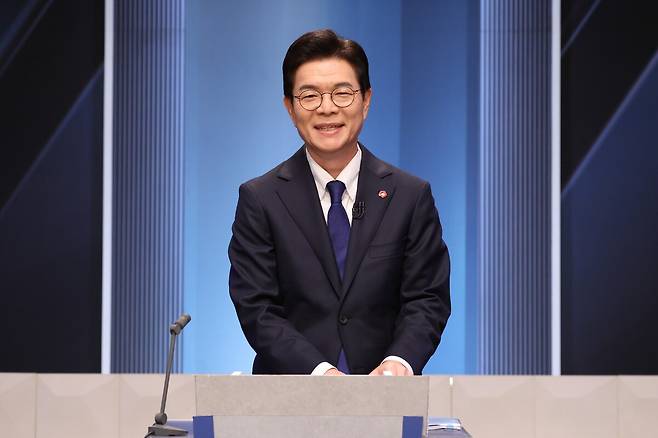 이재명 대통령의 공개 칭찬을 받고 이른바 ‘명픽(이 대통령의 선택)’으로 급부상했던 정원오 전 서울 성동구청장이 9일 6·3 지방선거 더불어민주당 서울시장 후보로 확정됐다. 방송토론회를 준비하는 정 전 구청장. /연합뉴스