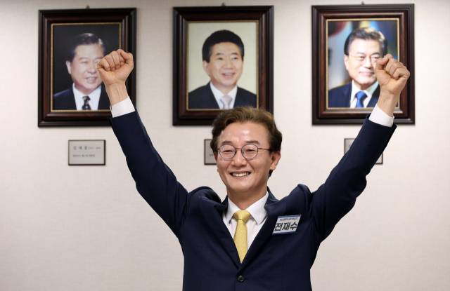 더불어민주당 전재수 의원이 6·3 지방선거 민주당 부산시장 후보로 확정됐다. 전 의원이 지난달 민주당 중앙당사에서 열린 광역단체장 후보 면접에서 선전을 다짐하며 세리머니 하는 모습. 연합뉴스