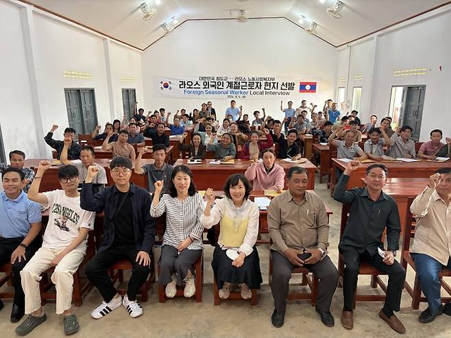 ▲ 청도군 변태연과장과 정미숙 팀장이 현지근로자 최종선발 후 사진촬영을 하고있다.