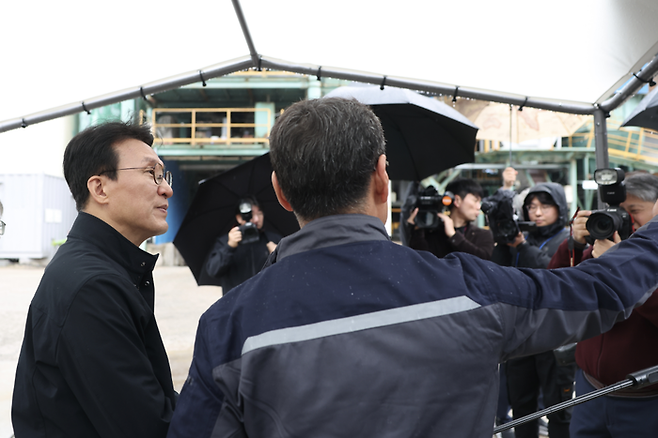 김민석 국무총리가 9일 세종시의 아스팔트콘크리트 생산업체를 방문, 중동 사태에 따른 건설 자재 수급 리스크 등을 점검하고 있다. 국무총리실 제공