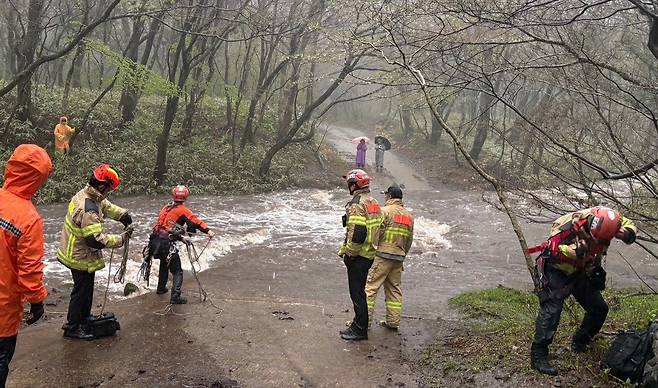 9일 오후 1시18분께 제주시 조천읍 교래리의 한 숲길에서 탐방객 3명이 갑작스럽게 불어난 하천 범람으로 고립돼 소방이 구조에 나섰다. 사진 제공=제주소방안전본부