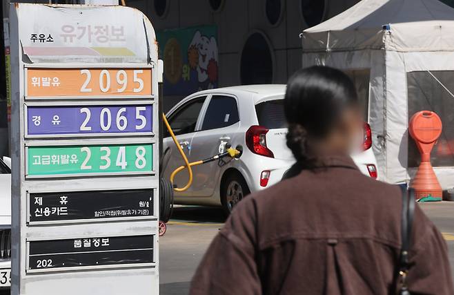 ▲서울 지역 7일 휘발유 평균 가격이 리터당 2000원 선을 넘어서며 고유가 부담이 가중되고 있다. 사진=연합뉴스