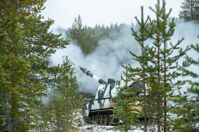 핀란드 육군이 운용하는 자주포 ‘K9 무카리’가 지난 2024년 11월 핀란드 로바니에미의 라바야르비 훈련장에서 진행된 NATO 포병 훈련 ‘다이나믹 프론트25’에서 포탄을 발사하고 있다. (사진=미 국방부)