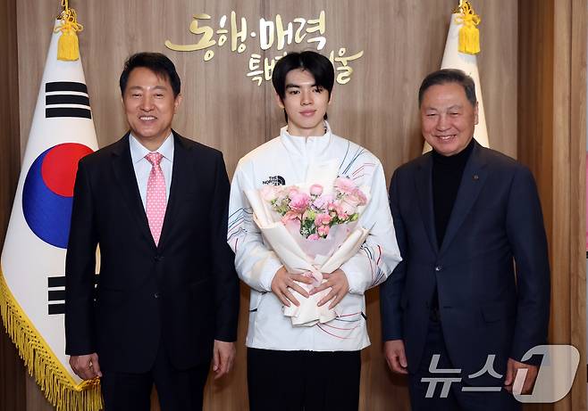 오세훈 서울시장이 19일 서울 중구 시청에서 밀라노 코르티니담페초 동계올림픽 서울시청 소속 출전 선수단 오찬 간담회에서 강태선 서울시체육회장, 차준환 피겨 선수와 기념촬영을 하고 있다. 2026.3.19 ⓒ 뉴스1 김명섭 기자