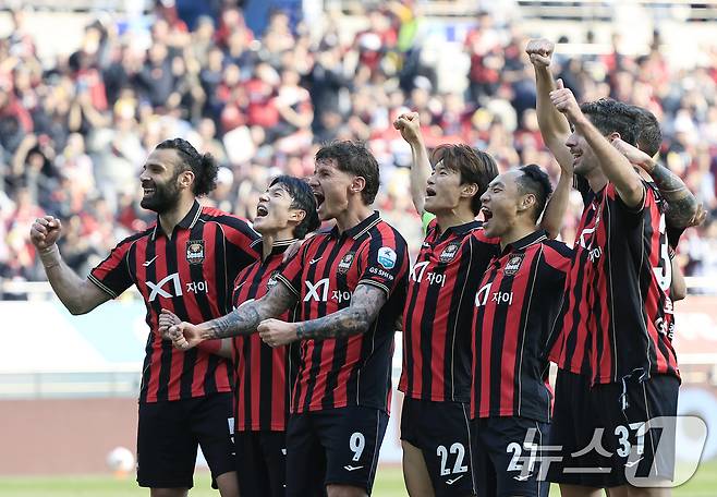 22일 오후 서울시 마포구 월드컵로 서울월드컵경기장에서 열린 하나은행 K리그1 2026 5라운드 FC서울과 광주FC의 경기에서 이승모의 팀 다섯 번째 골이 터진 뒤 FC서울 선수들이 서포터즈 앞에 도열해 포효하고 있다. 2026.3.22 ⓒ 뉴스1 박정호 기자