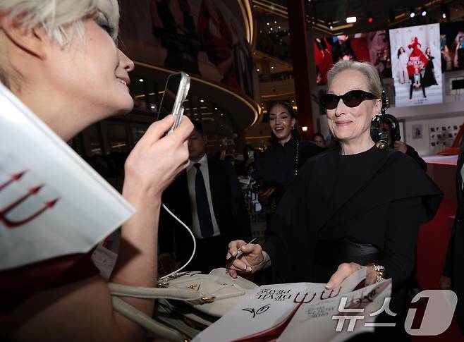 배우 메릴 스트립이 8일 서울 영등포구 타임스퀘어에서 열린 영화 ‘악마는 프라다를 입는다 2’(감독 데이빗 프랭클) 레드카펫 행사에 참석해 팬들과 즐거운 시간을 보내고 있다. 2026.4.8 ⓒ 뉴스1 권현진 기자