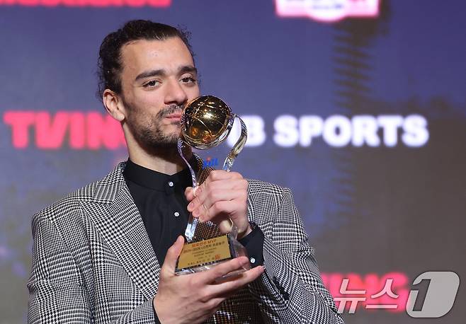 9일 오후 서울 강남구 그랜드 인터컨티넨탈 서울 파르나스 그랜드볼룸에서 열린 2025-2026 LG전자 프로농구 시상식에서 외국선수 MVP에 선정된 아셈 마레이(창원 LG)가 트로피에 키스하고 있다. 2026.4.9 ⓒ 뉴스1 오대일 기자