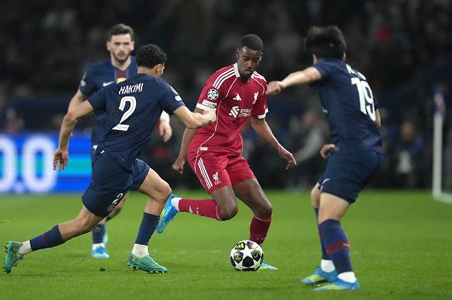 Liverpool's Alexander Isak, center, challenges for the ball with PSG's Achraf Hakimi, left, and PSG's Lee Kang-in during the Champions League quarterfinal first leg soccer match between Paris Saint-Germain and Liverpool in Paris, Wednesday, April 8, 2026. (AP Photo/Thibault Camus)
<저작권자(c) 연합뉴스, 무단 전재-재배포, AI 학습 및 활용 금지>