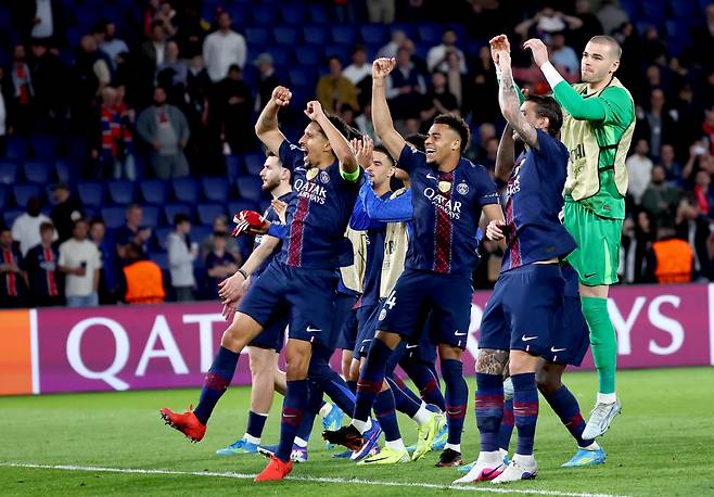 epa12876261 PSG players celebrate towards their fans after the UEFA Champions League quarter-finals, 1st leg match between Paris Saint-Germain FC and Liverpool FC in Paris, France, 08 April 2026. PSG won 2-0. EPA/CHRISTOPHE PETIT TESSON
<저작권자(c) 연합뉴스, 무단 전재-재배포, AI 학습 및 활용 금지>