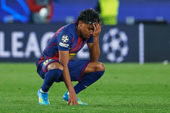 Barcelona's Lamine Yamal reacts disappointed after the Champions League quarterfinal first leg soccer match between Barcelona and Atletico Madrid in Barcelona, Spain, Wednesday, April 8, 2026. (AP Photo/Joan Monfort)
<저작권자(c) 연합뉴스, 무단 전재-재배포, AI 학습 및 활용 금지>